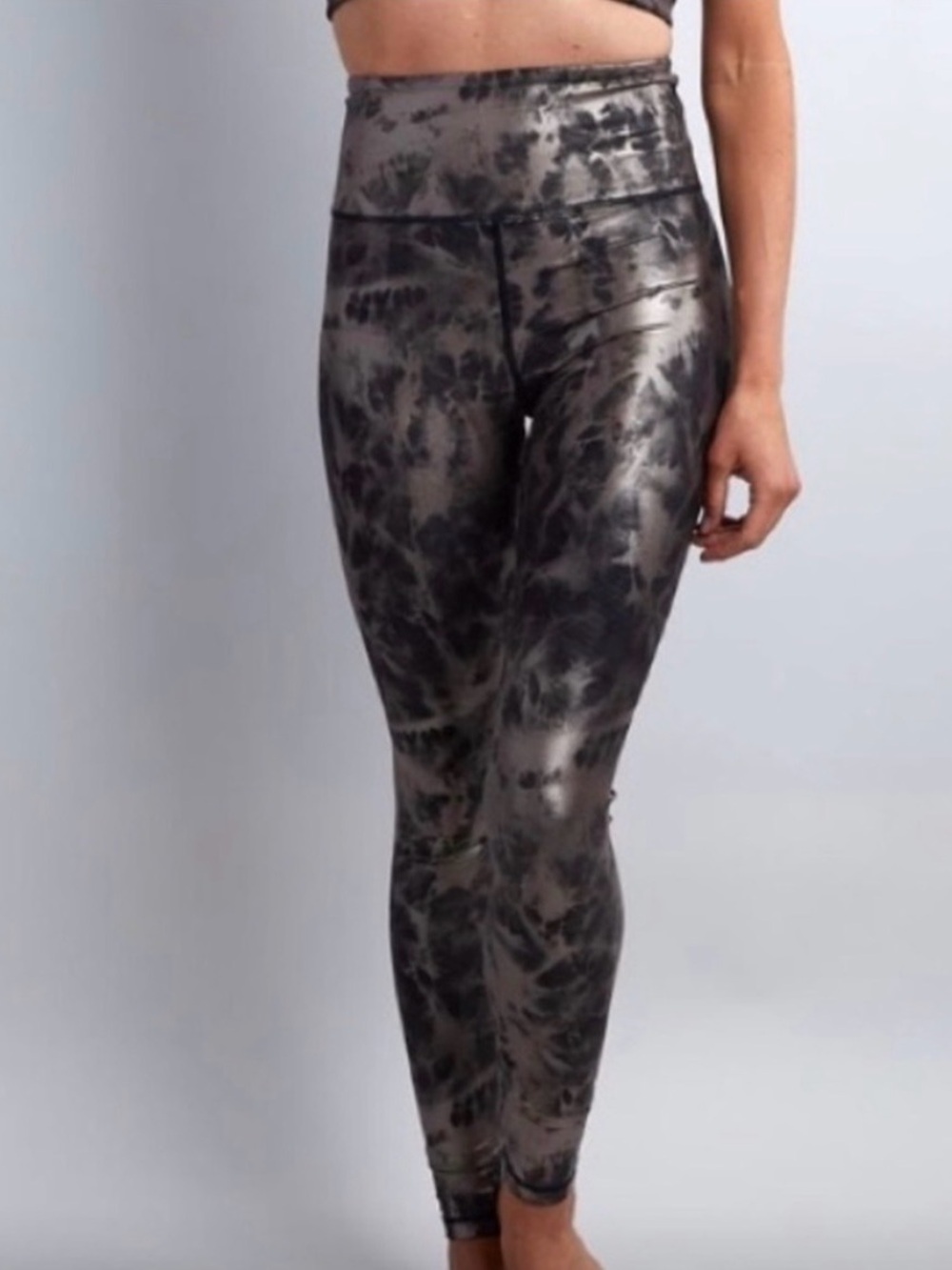 Savvi Phoenix Leggings Metallic Tie Dye Foil Gray Black High Rise Medium NWOT